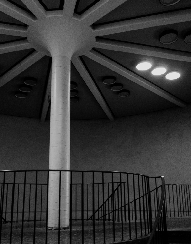 Schwarz-Weiß Aufnahme vom Treppenhaus der Manufaktur