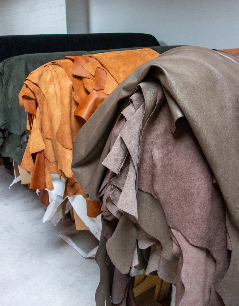 Detailaufnahme aus dem Lederlager in der Manufaktur