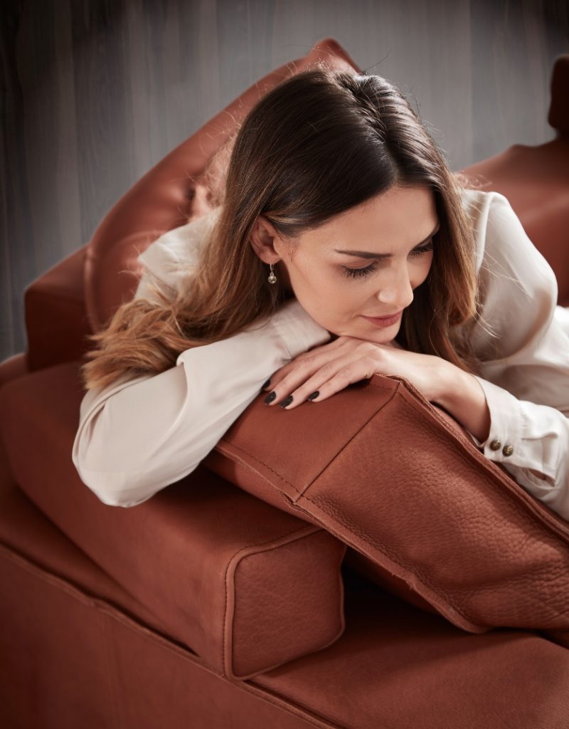 Detailaufnahme eines Models auf dem Ledersofa Baltic